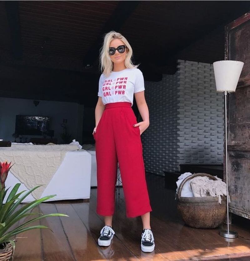 Tendencia de pantalones culotte con tenis