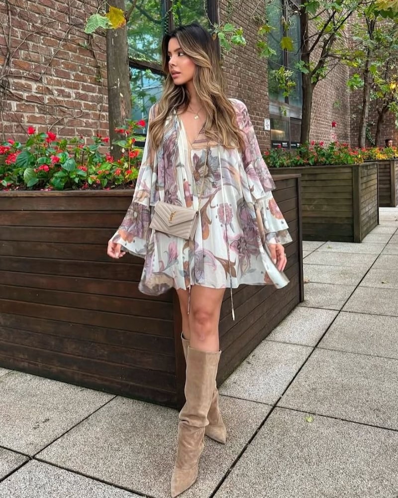 ¿Cómo llevar el vestido de mangas holgadas en tendencia de forma elegante?