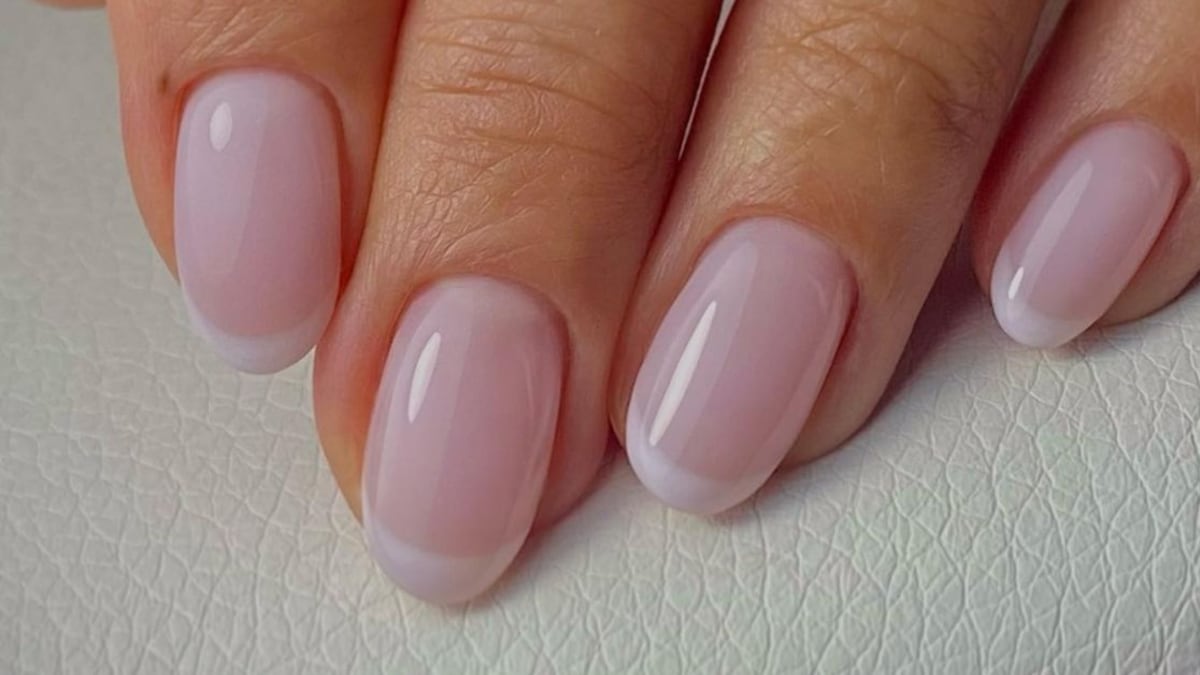 Las 'sheer pink nails' sientan bien a todas y ofrecen una estética de chica refinada