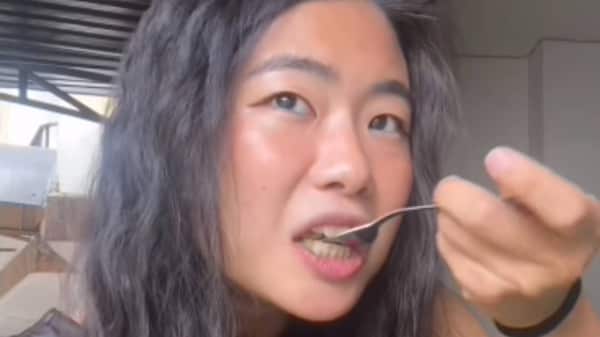 Influencer asiática prueba el tamal