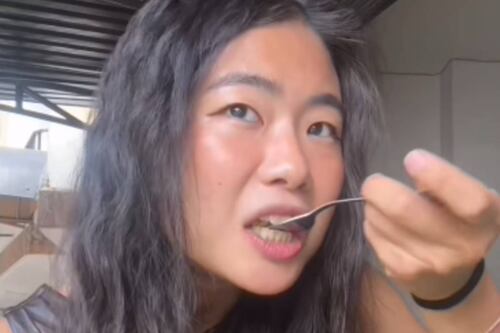 “¿Insípido?”: Influencer asiática desata polémica al probar el tamal colombiano