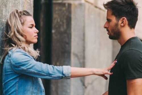 ¿Te está engañando? Esto es lo que significa que tu pareja desvíe la mirada al hablar