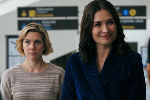 Esta es la serie mas inquietante del año que te hará dudar si ser feliz siempre es algo bueno