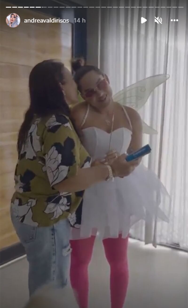 Andrea Valdiri le entregó100 regalos a su mamá el día de su cumpleaños.