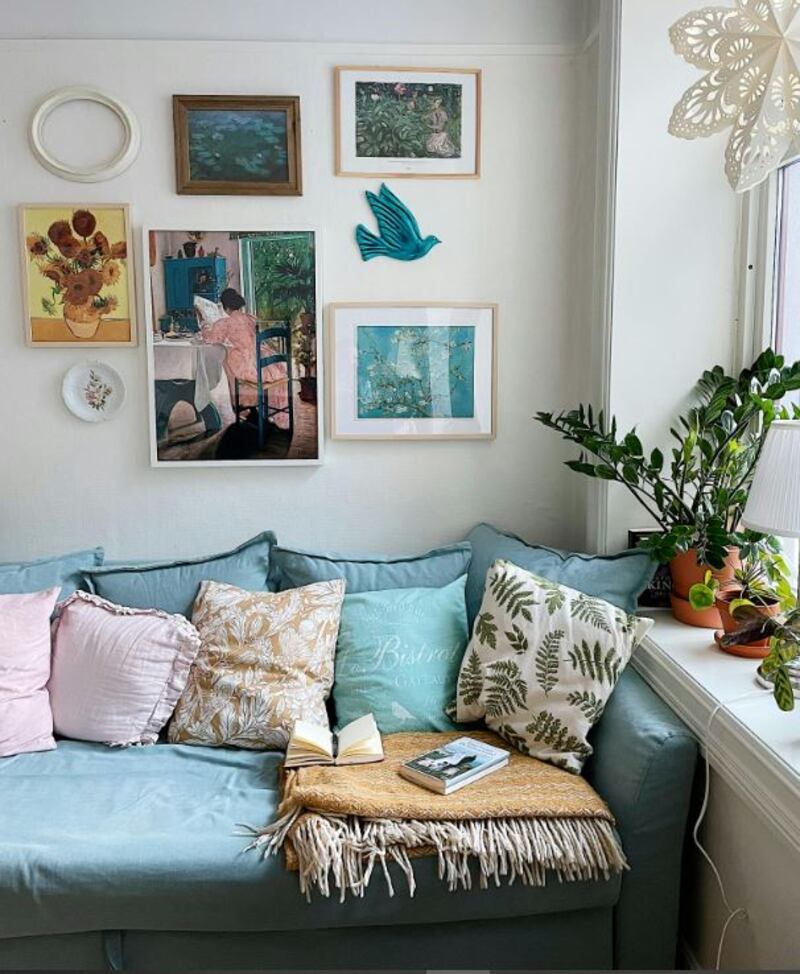 Instalar cuadros en la pared del sofá cambia mucho tu 'living room'