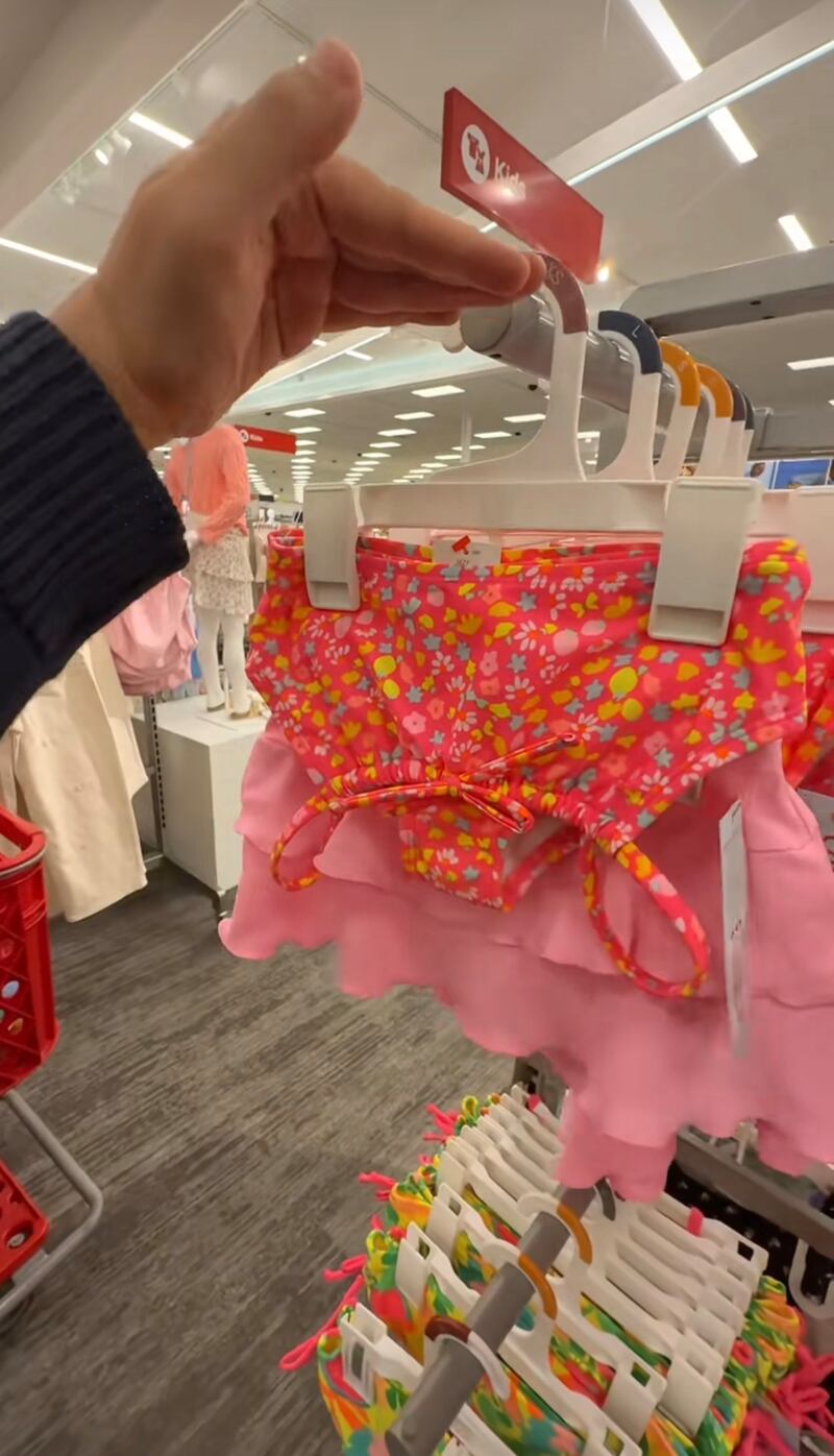 Trajes de baño para niñas en famosa tienda departamental causan indignación: “no es apropiado”