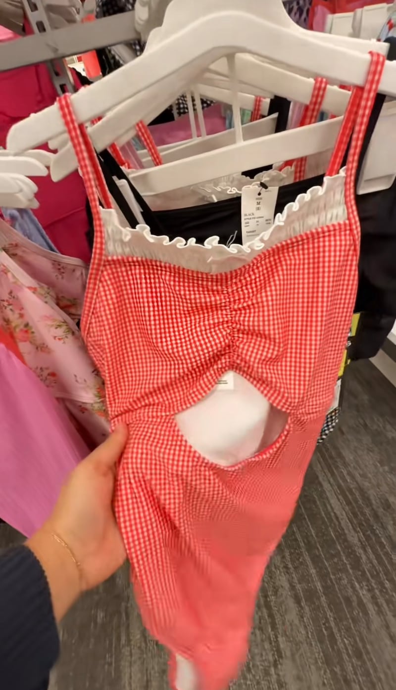 Trajes de baño para niñas causan indignación