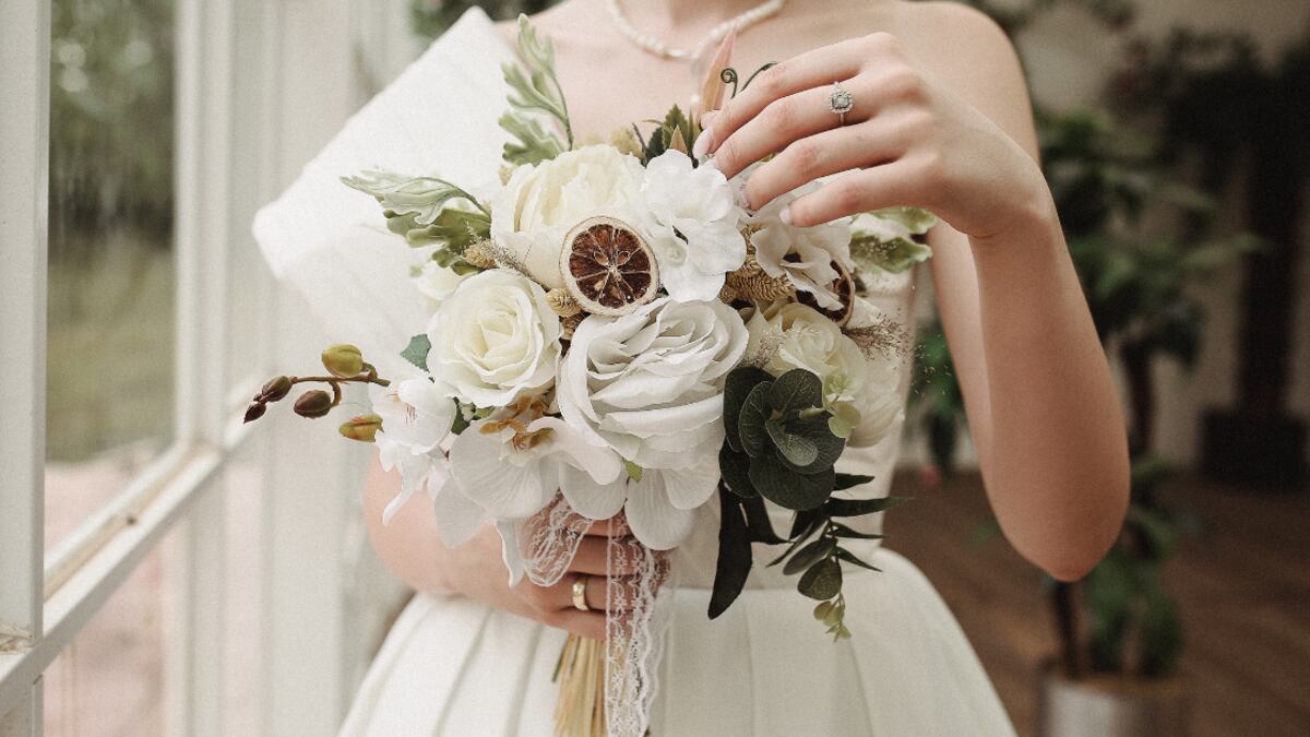 Las novias modernas están dejando de lado la tradición de lanzar el ramo de novia y ahora hacen esto.