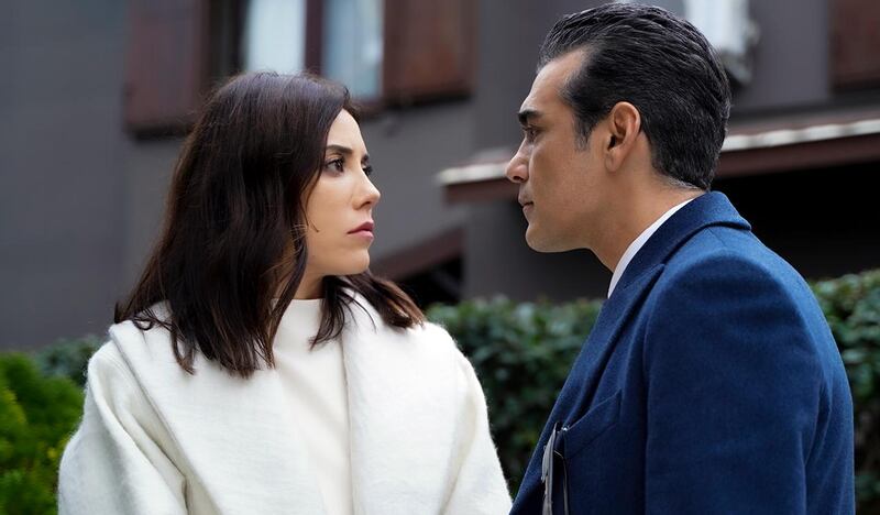 Cansu Dere y Caner Cindoruk protagonizan la telenovela 'Traicionada' |