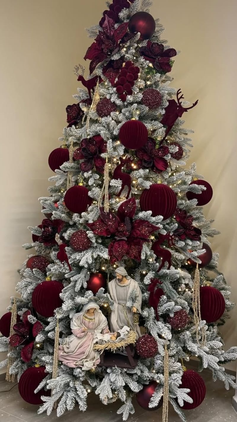 La tendencia “burgundy” de Navidad que promete la decoración más elegante del 2025