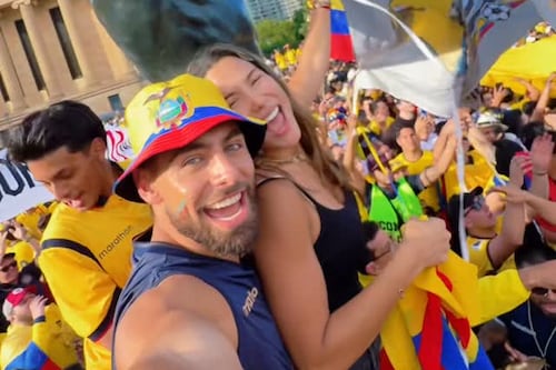 Entre cánticos y banderas: Alejandra Jaramillo se unió al banderazo de Ecuador