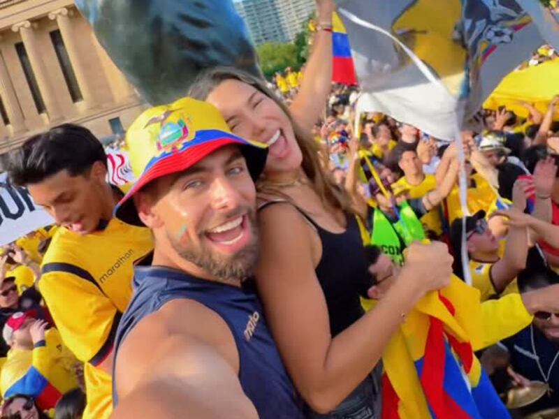 Entre cánticos y banderas: Alejandra Jaramillo se unió al banderazo de Ecuador