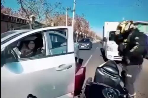 ¡Héroe sin capa! Motociclista persigue y detiene a mujer que atropelló a un adulto mayor y huyó