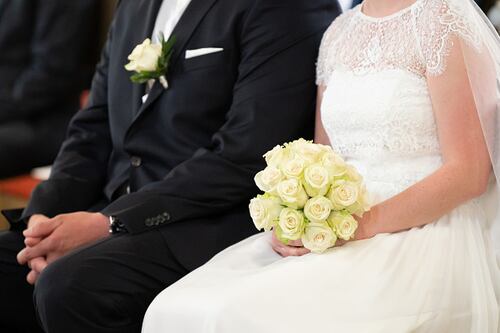 Novios causan polémica tras pedirle a sus invitados que paguen la comida de su boda y generan debate viral