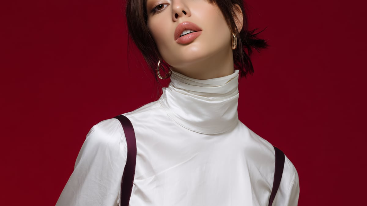 Las blusas satinadas son el toque exquisito perfecto para aportar sofisticación a cualquier look.