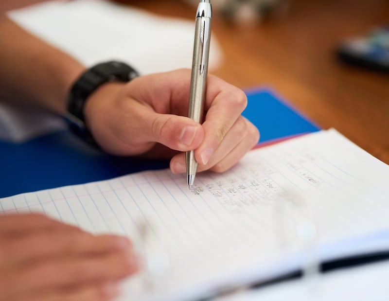 Más que tinta y papel: la ciencia revela por qué escribir a mano potencia el aprendizaje
