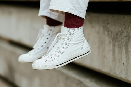 5 tipos de tenis que dejaron de estar de moda en 2024: deberás despedirlas para estar ‘in’