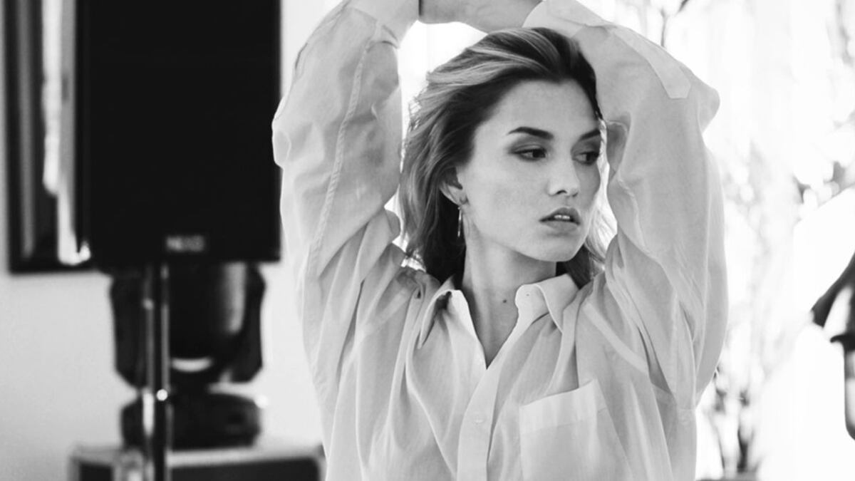 Una famosa tiktoker demostró la versatilidad que una camisa blanca puede tener ¿Todo este tiempo la hemos usado mal?