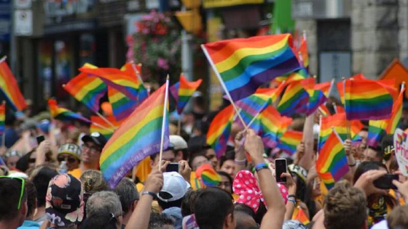 A la comunidad LGBTIQ+ no le importa el 50/50: así es como viven más felices que las parejas heterosexuales