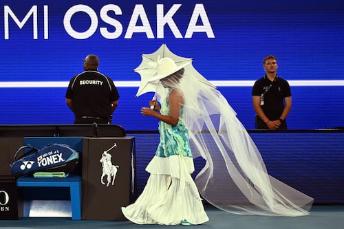 ¡Un desfile de creatividad y tenis! La japonesa Naomi Osaka ilumina el “Abierto de Australia”
