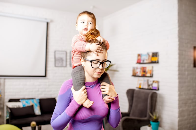 El impacto del estrés al trabajar y criar hijos