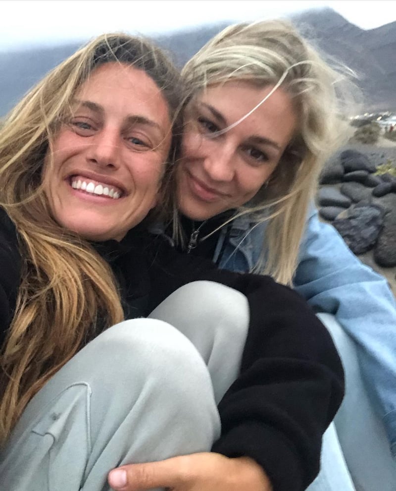 Aida de Sàrraga junto a su aparente pareja, Alba Bradley