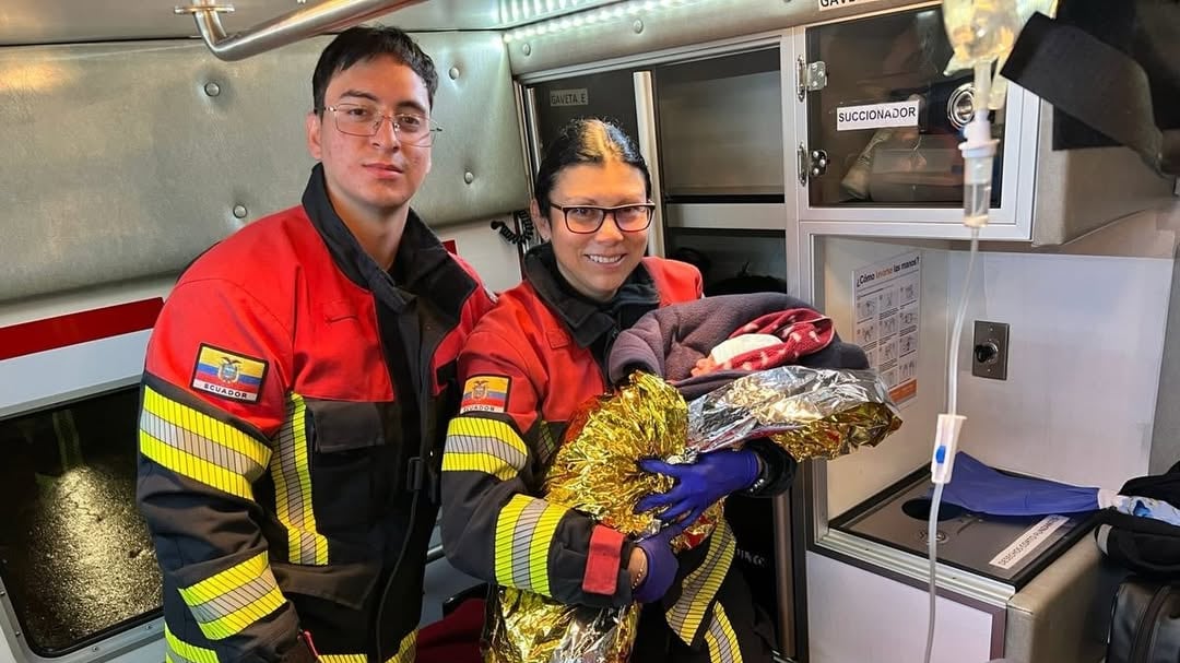 Los Bomberos de Quito ante una emergencia de parto