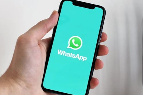 Qué significa el icono de la doble flecha en WhatsApp y por qué debes tener cuidado al usarlo