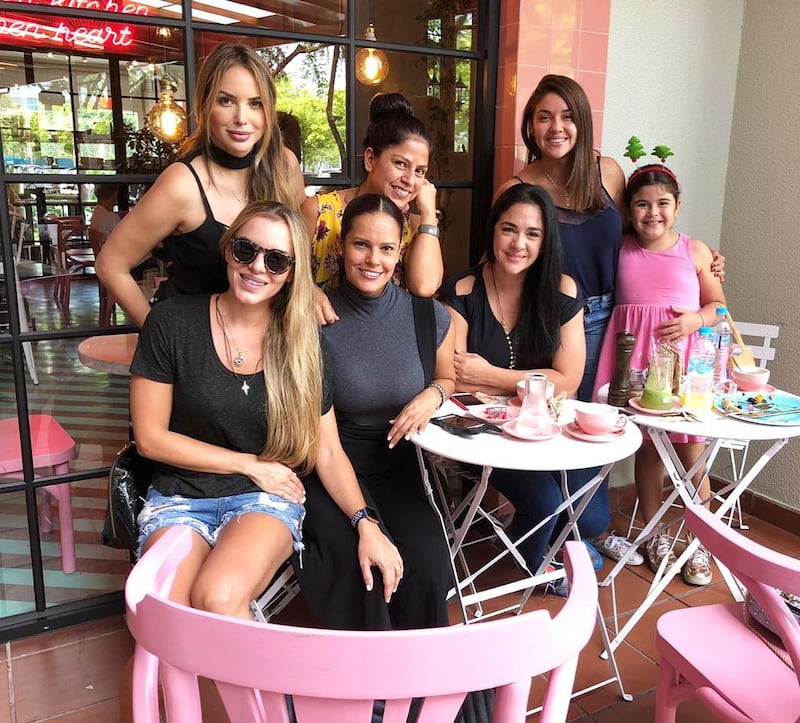 Erika Vélez junto a grandes talentos de la televisión ecuatoriana.