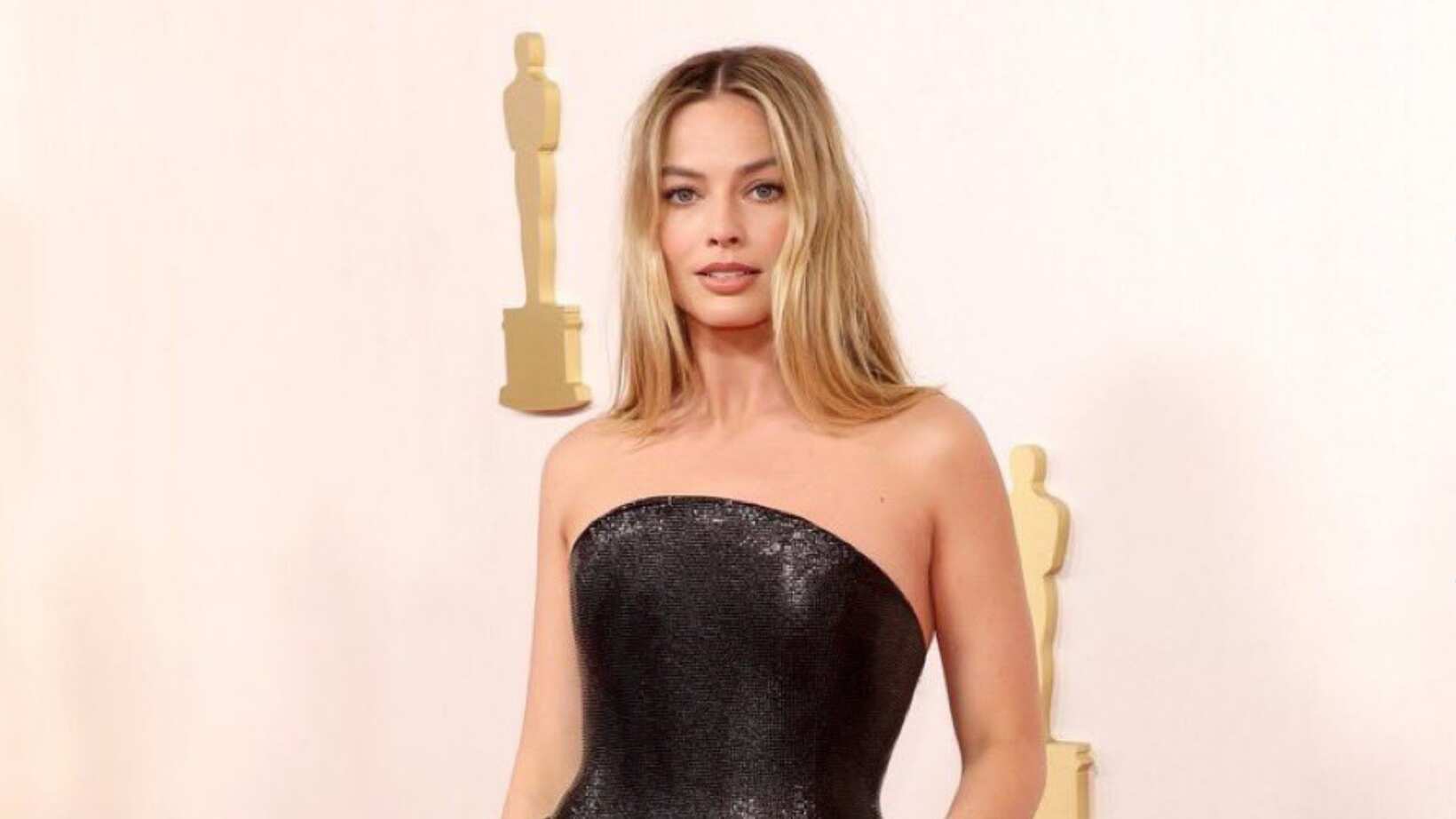 Oscars 2024: Margot Robbie sepulta a Barbie al usar negro en la alfombra roja