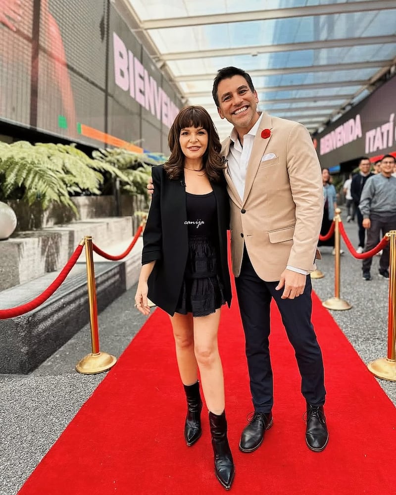 Itatí Cantoral causó furor por este look ‘total black’.