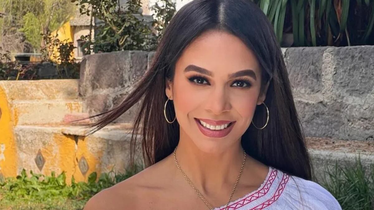 Biby Gaytán posa sonriente y luciendo más joven que nunca a sus 50 años de edad