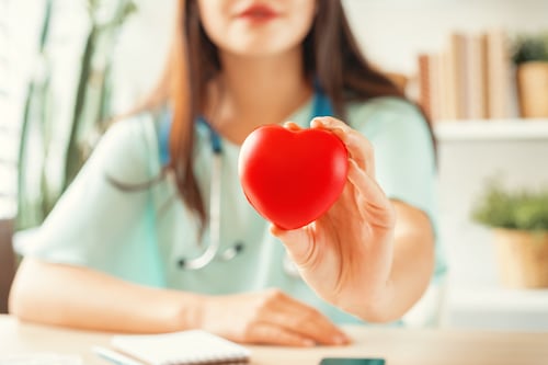 INEC reporta más de 6.400 muertes anuales de mujeres por problemas cardíacos: el reto de la salud preventiva en Ecuador