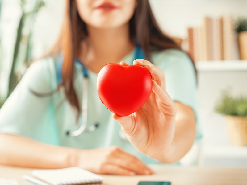 INEC reporta más de 6.400 muertes anuales de mujeres por problemas cardíacos: el reto de la salud preventiva en Ecuador