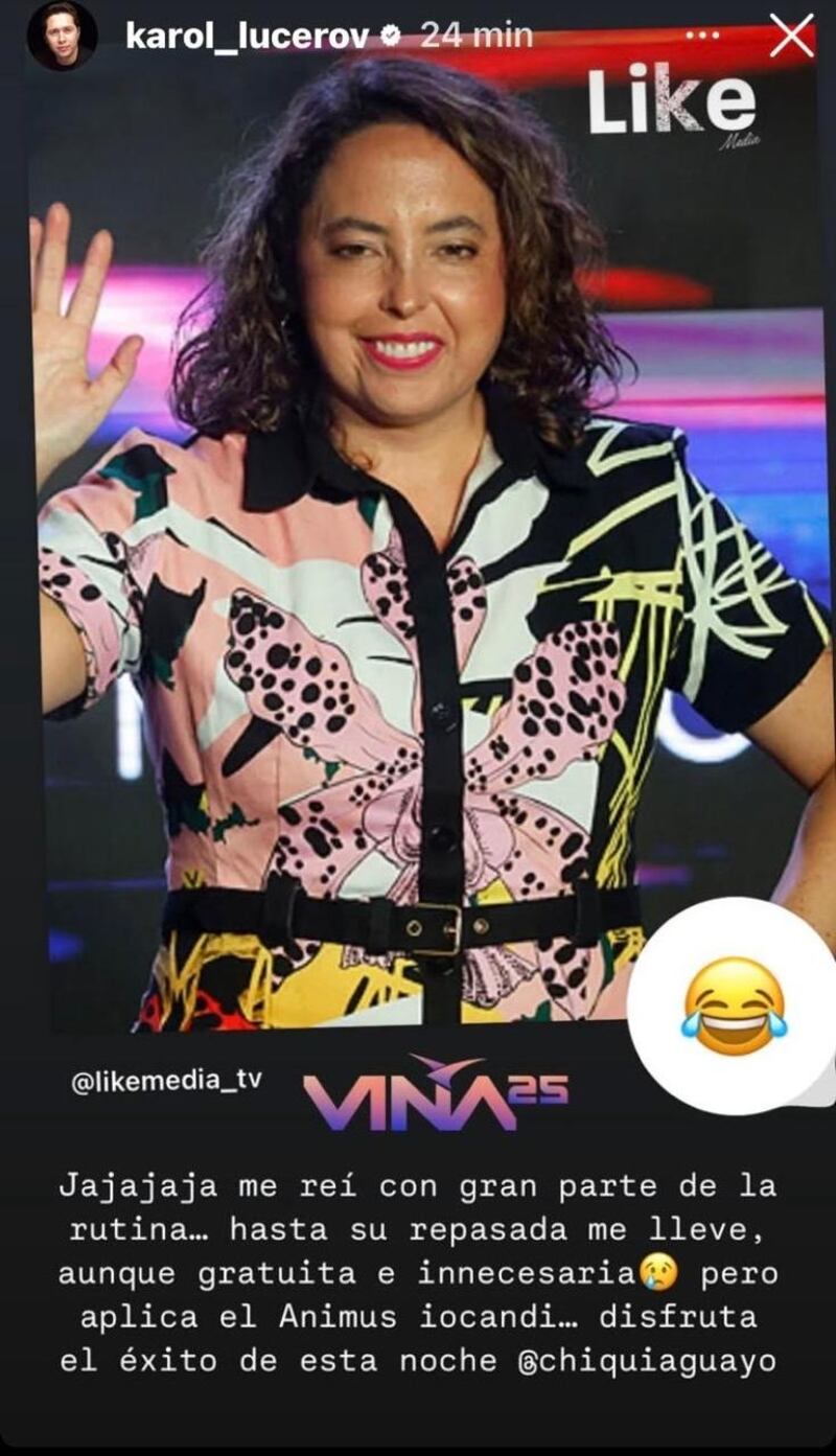 No dejó títeres con cabeza. Así fue la exitosa rutina de Chiqui Aguayo en el Festival de Viña del Mar 2025, donde sacó a colación a los personajes que más reacciones generan en redes sociales, como Alberto Plaza y Karol Lucero.
Y fue justamente el exchico Yingo quien salió al baile, cuando Aguayo rememoró la icónica frase que surgió contra el influencer e hizo que la coreara toda la Quinta Vergara, provocando que el nombre de Karol se convirtiera en trending topic.
Fue cuando estaba cerrando su rutina, ya con las dos gaviotas en el bolsillo, que revivió algunas canciones que son virales en Chile, país que definió como un “meme”.
Pero, lo que generó gracia, es que ella solo daba la introducción y el público completaba la oración, demostrando que las canciones parodias eran universales.
“Si yo les digo a ustedes..Y lari larie…”, señaló, recibiendo al esperada respuesta.
Así continuó con "Adiós Tía Paty, adiós Tia Lela”, “no soy na material pa’ los hue…” y “somos el mejor país de Chile”.
Pero, el tiro de gracia fue cuando gritó “chúp.. Karol” y el público contestó “¡Dance!”
En su reflexión, los memes “es la forma de soportar todas esas cosas incomprensibles de ser Chile, y que sin memes ni chuchás Chile no puede soportar. La chuchá nos une, nos encuentra… es el nuevo lema de la Patria, Chú… Karol Dance, por la razón o la fuerza”, remató, terminando su rutina con el grito de Emilia Dides “Chiilee”.
Karol Lucero respondió a Chiqui Aguayo
Como era de esperar, Karol respondió, reconociendo que le gustó la rutina, pero consideró “gratuita e innecesaria” la repasada.
“Jajajaja me reí con gran parte de la rutina. Hasta su repasada me llevé, aunque gratuita e innecesaria. Pero aplica el Animus iocandi... disfruta el éxito de esta noche @chiquiaguayo”, le escribió.