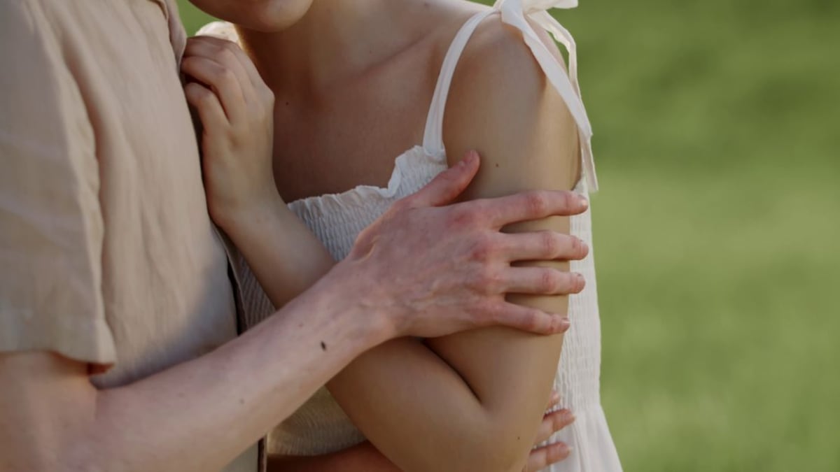 Un hombre revela algo sobre su corazón cuando toca el brazo de una mujer