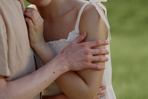 Qué significa cuando un hombre te toca el brazo: ¿es accidental o una muestra de interés?