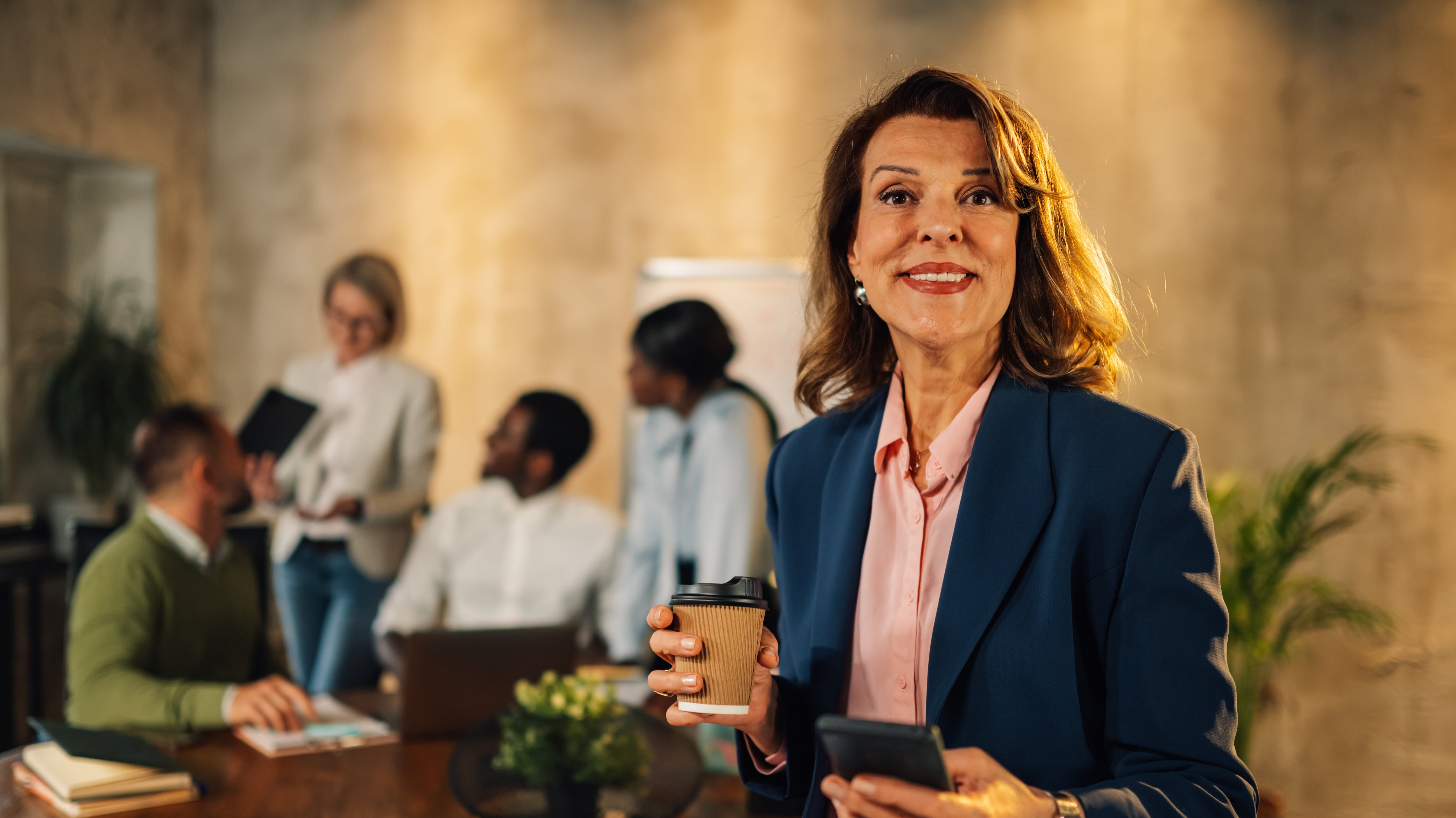 Las mujeres tienden a adoptar enfoques más democráticos y participativos.