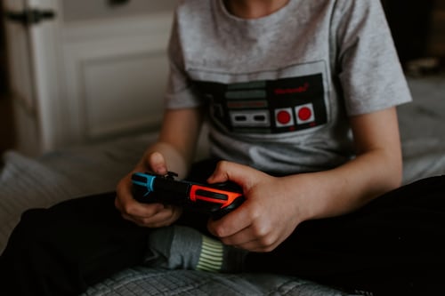 Niño compra videojuegos con todo el dinero de la recaudación para el tratamiento de cáncer de su  padre: el hombre falleció
