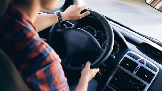 Acusan a conductor de aplicación de ver ‘video adulto’ mientras manejaba