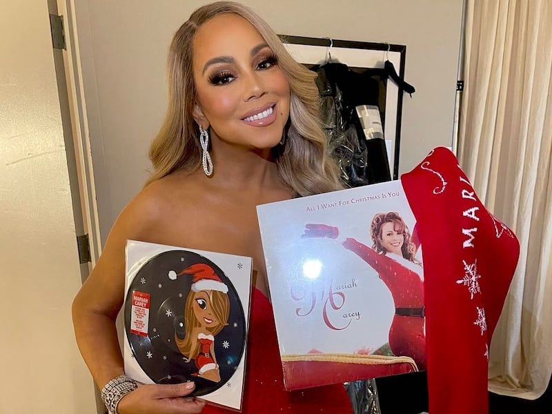 Mariah Carey impone moda esta Navidad y confirma que las capas son el must de la temporada