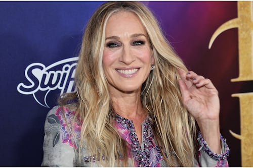 ¿Por qué Sarah Jessica Parker siempre viste de rosa? Querrás hacer lo mismo