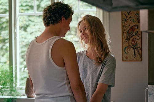 Todas las películas y series románticas que Netflix estrenará en San Valentín: perfectas para ver sola o acompañada