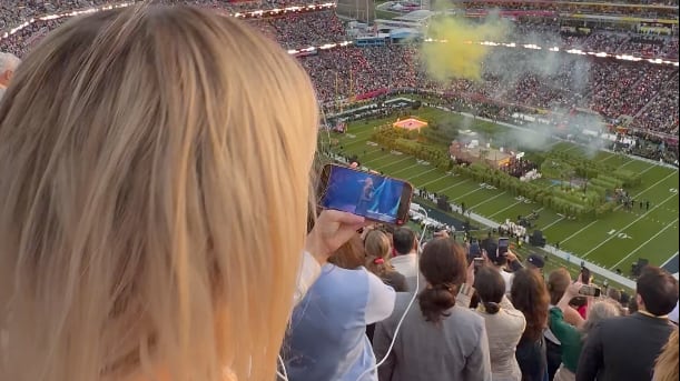 Influencer se graba “sin ver” a Bad Bunny en vivo desde el Super Bowl 2026: “perdió 1.000 seguidores en 2 minutos”