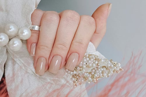 ¿Manicure cuarzo? Este es el esmalte de uñas en tendencia que promete buena suerte y amor en febrero 2026