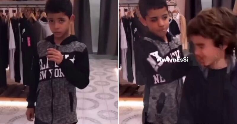 Cristiano Ronaldo Jr. dio un manotazo a otro niño que habría exclamado "viva Messi" mientras daba un discurso