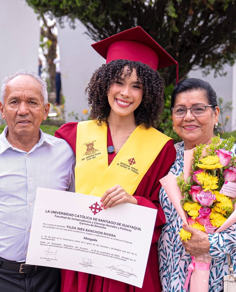 Yilda Banchón junto a sus abuelos