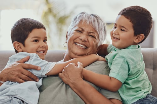 Crecer con abuelas: el abrazo que educa, protege, transforma… con pros y contras
