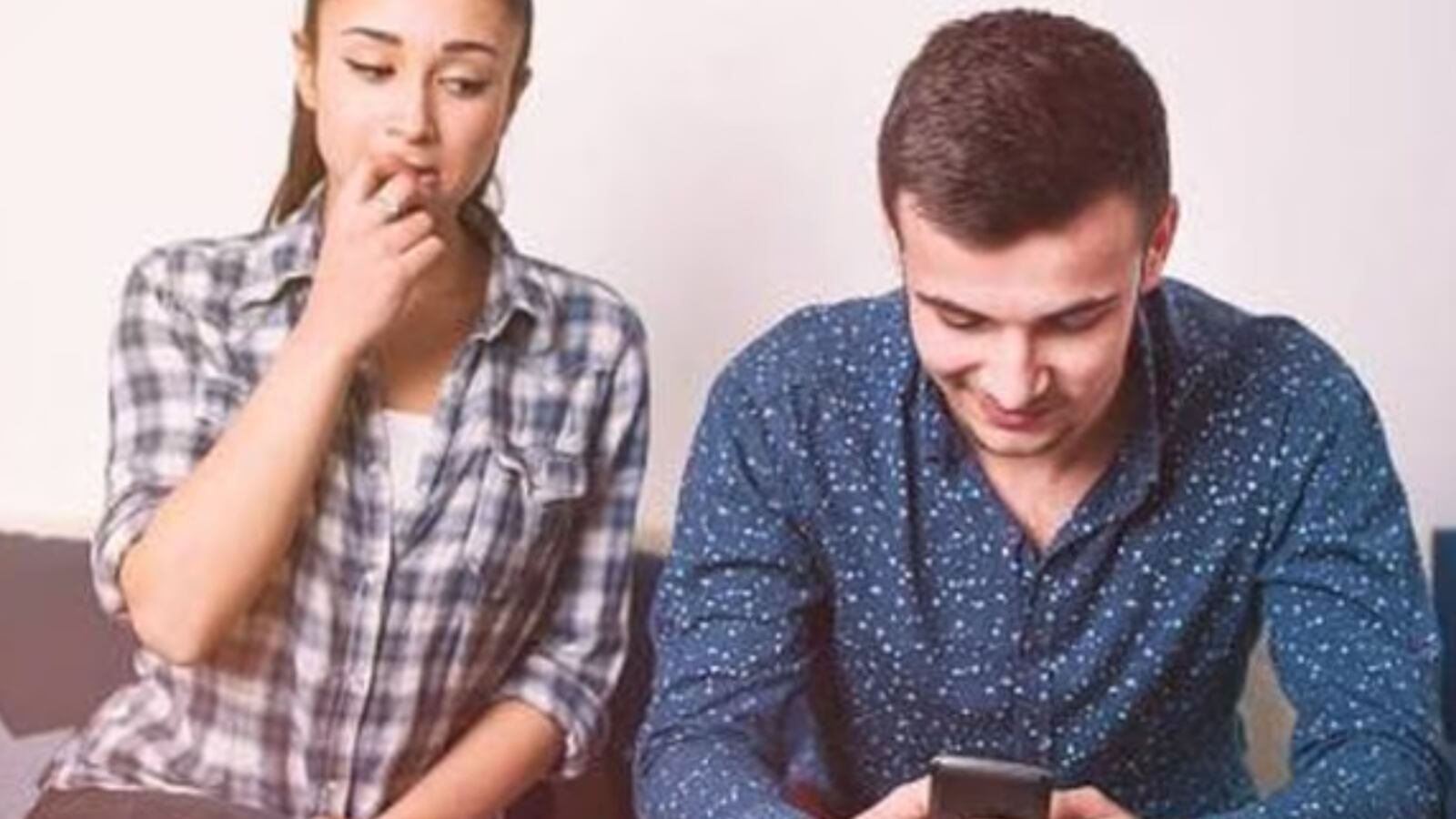 Qué significa que tu pareja no quiere que veas su celular