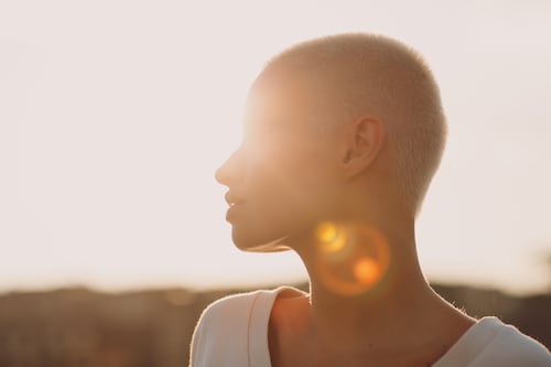 Cuando el reflejo del espejo duele: la pérdida de cabello en mujeres con cáncer y el viaje para recuperar su identidad